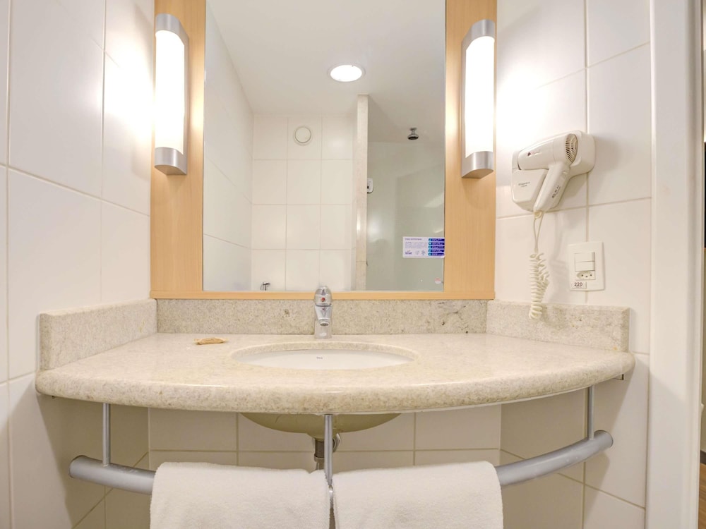 Habitación Standard con una cama doble del hotel ibis Rio de Janeiro Botafogo. Foto 8