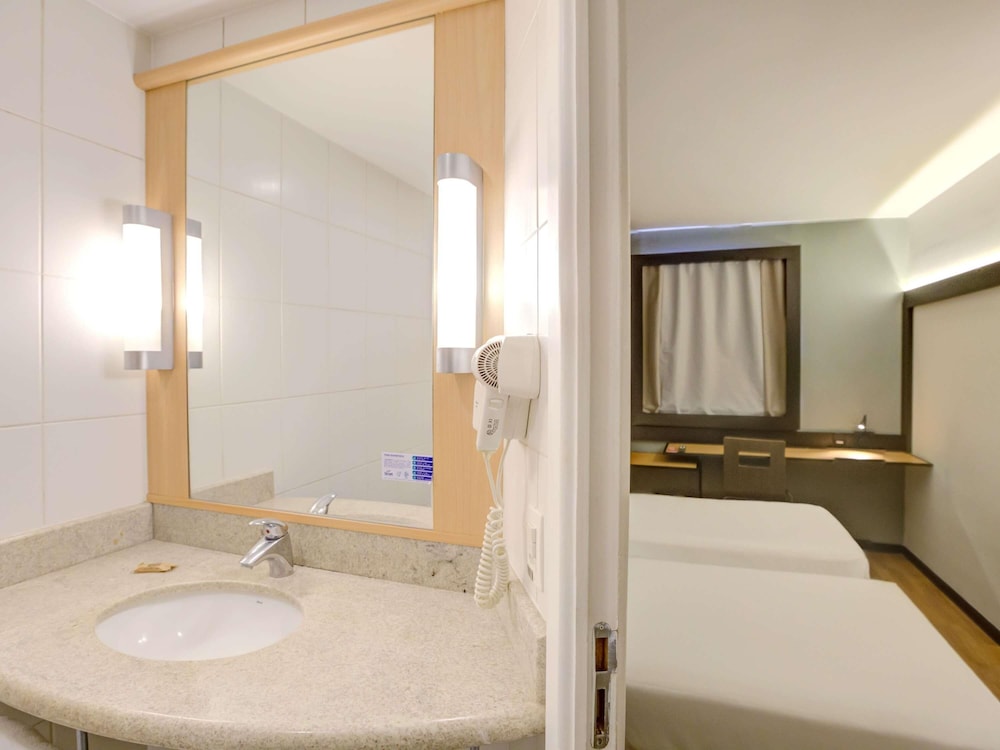Habitación Standard con 2 camas individuales del hotel ibis Rio de Janeiro Botafogo. Foto 5