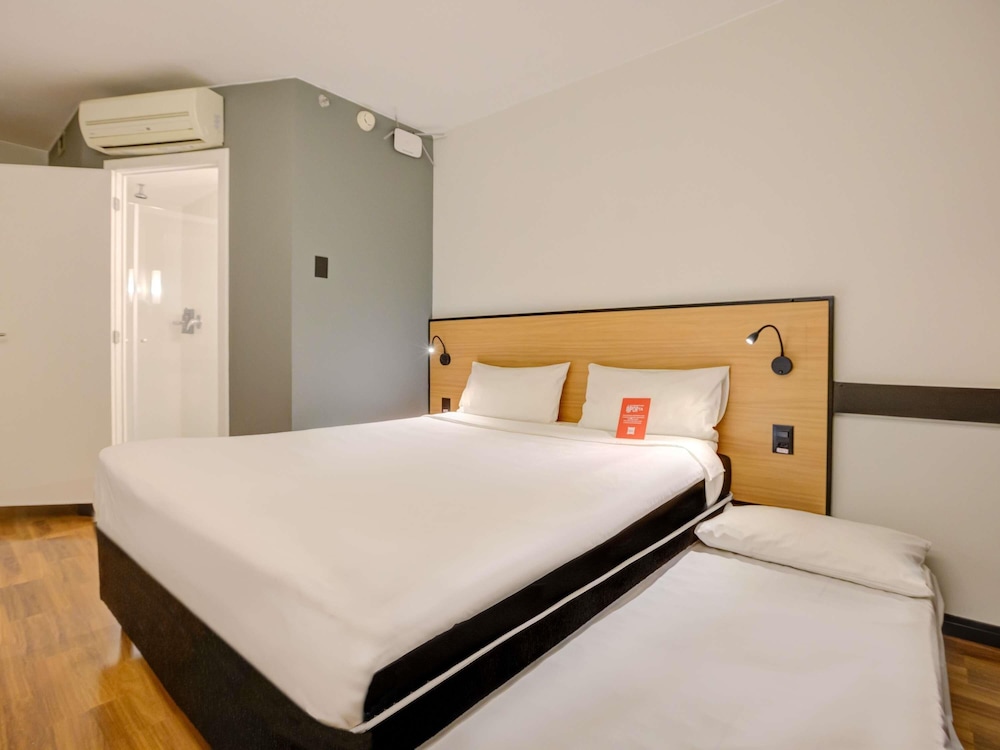 Habitación Standard con una cama doble y una cama supletoria para niño del hotel ibis Rio de Janeiro Botafogo. Foto 2