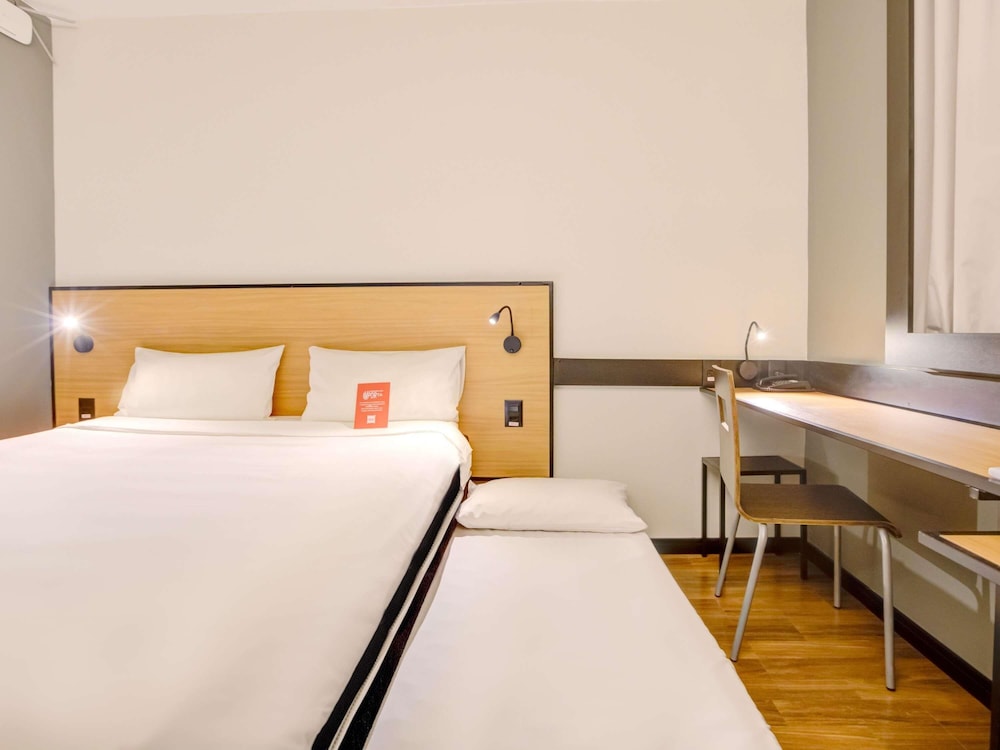 Habitación Standard con una cama doble y una cama supletoria para niño del hotel ibis Rio de Janeiro Botafogo. Foto 3