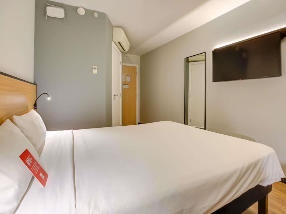Habitación Standard con una cama doble y una cama supletoria para niño del hotel ibis Rio de Janeiro Botafogo. Foto 4