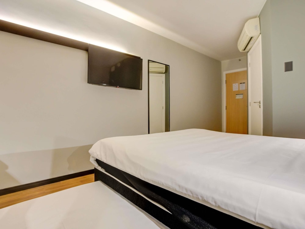 Habitación Standard con una cama doble y una cama supletoria para niño del hotel ibis Rio de Janeiro Botafogo. Foto 6