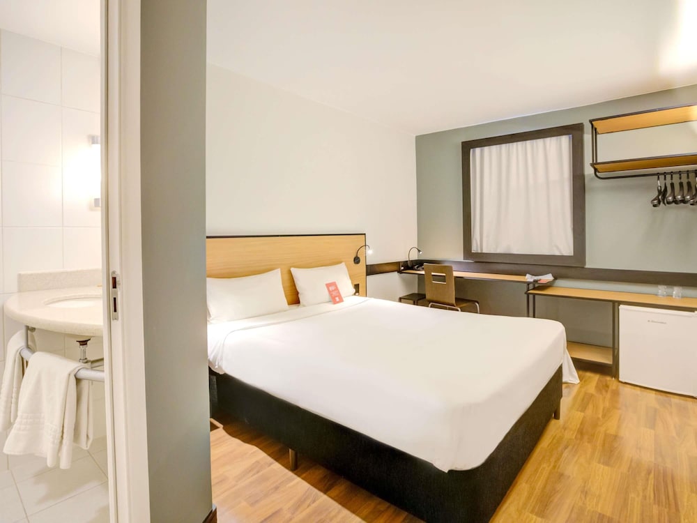 Habitación Standard con una cama doble y una cama supletoria para niño del hotel ibis Rio de Janeiro Botafogo. Foto 7