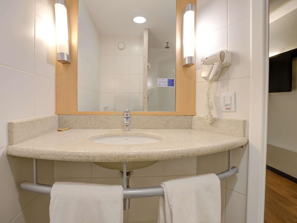 Habitación Standard con una cama doble y una cama supletoria para niño del hotel ibis Rio de Janeiro Botafogo. Foto 10