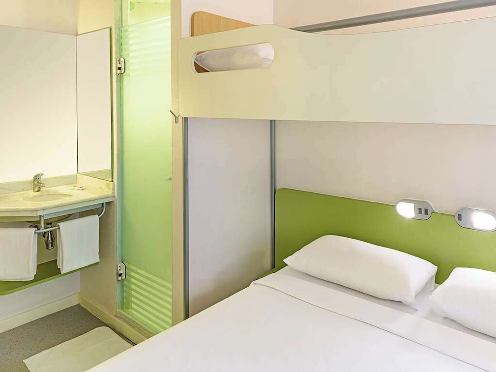 Habitación superior, varias camas (Minibar. Hair Dryer) del hotel ibis budget Sao Paulo Paraiso. Foto 3