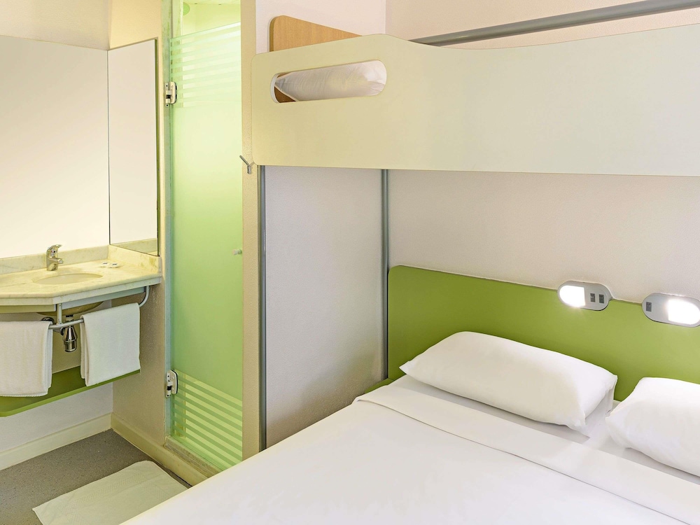 Habitación superior, varias camas (Minibar. Hair Dryer) del hotel ibis budget Sao Paulo Paraiso. Foto 4