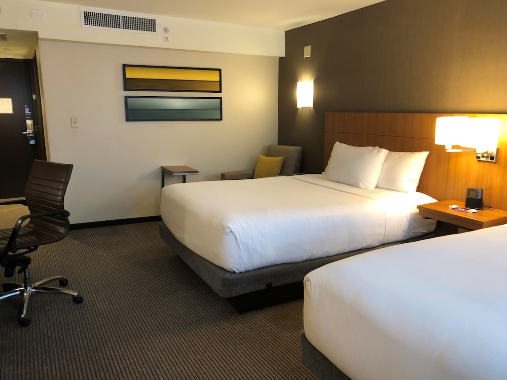 Habitación accesible con dos camas queen size/ducha de acceso lateral (con sofá - cama) del hotel Hyatt Place Chicago/O'Hare Airport. Foto 1