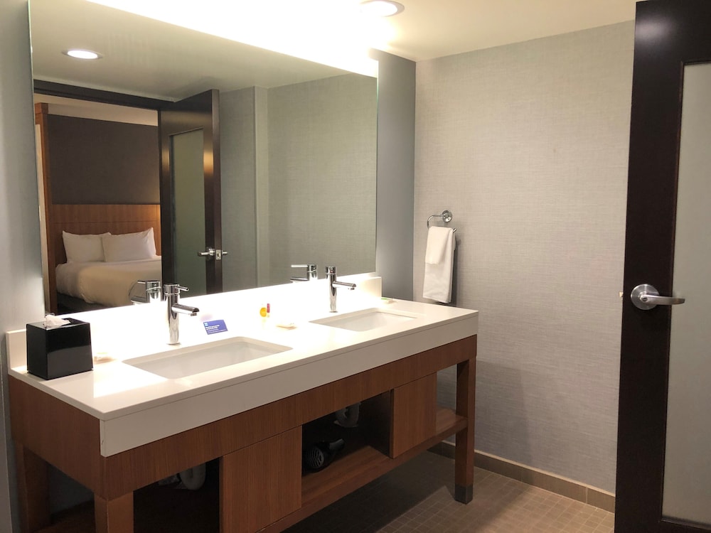 Dos camas queen size (con sofá - cama) del hotel Hyatt Place Chicago/O'Hare Airport. Foto 4