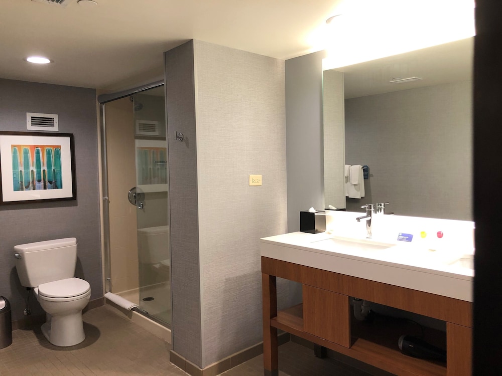 Estudio en planta alta con cama queen size (con sofá - cama) del hotel Hyatt Place Chicago/O'Hare Airport. Foto 2