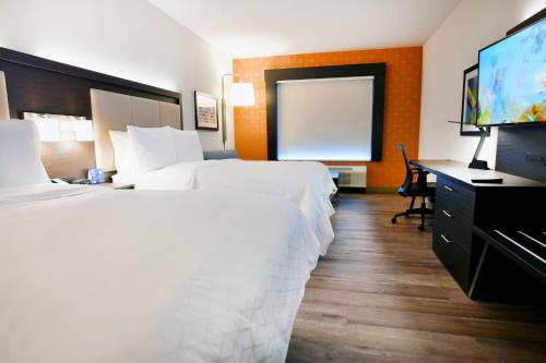 Suite con 2 camas dobles del hotel Holiday Inn Express and Suites Jersey City - Holland Tunnel. Foto 5