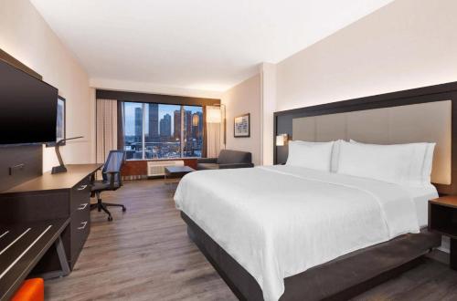 Suite con cama extragrande del hotel Holiday Inn Express and Suites Jersey City - Holland Tunnel. Foto 2