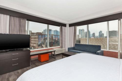 Suite Doble con vistas a la ciudad y cama grande del hotel Holiday Inn Express and Suites Jersey City - Holland Tunnel. Foto 4