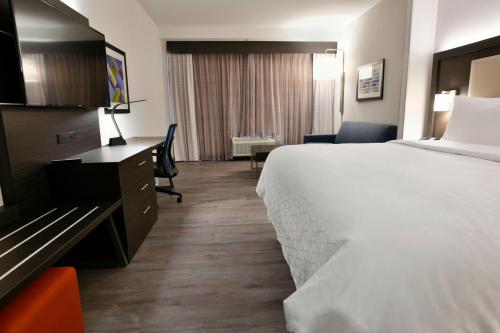Suite con cama extragrande del hotel Holiday Inn Express and Suites Jersey City - Holland Tunnel. Foto 4