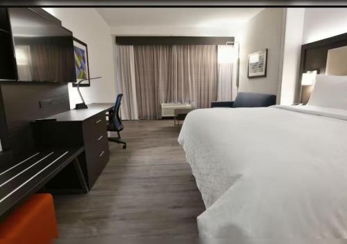 Suite con ducha a ras de suelo adaptada para personas de movilidad reducida - Cama extragrande del hotel Holiday Inn Express and Suites Jersey City - Holland Tunnel. Foto 3