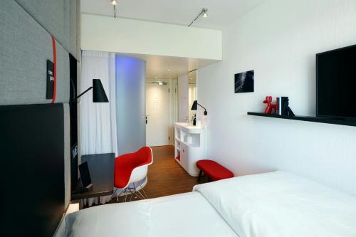 Habitación con cama extragrande. del hotel citizenM Zürich. Foto 1