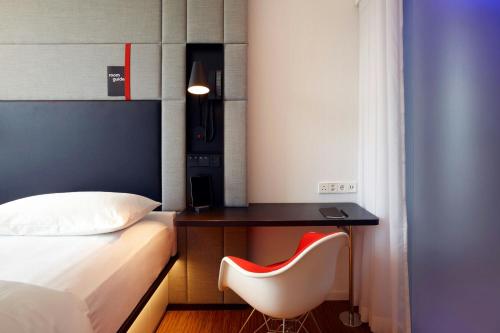 Habitación con cama extragrande. del hotel citizenM Zürich. Foto 2