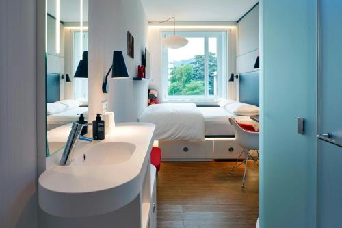 Habitación con cama extragrande - Planta superior del hotel citizenM Zürich