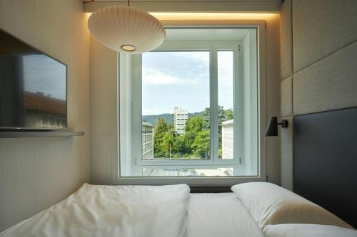 Habitación con cama extragrande - Planta superior del hotel citizenM Zürich. Foto 2