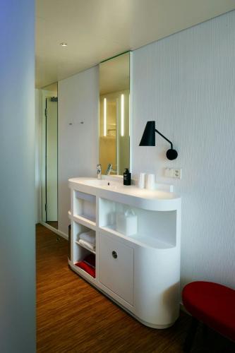 Habitación con cama extragrande - Planta superior del hotel citizenM Zürich. Foto 4