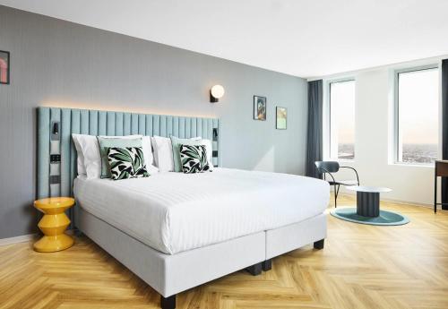 Suite Junior con vistas a la Torre Eiffel del hotel H4 Wyndham Paris Pleyel Resort. Foto 2