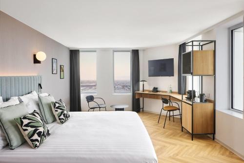Suite Junior con vistas a la Torre Eiffel del hotel H4 Wyndham Paris Pleyel Resort. Foto 3