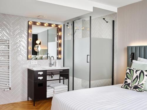 Habitación Confort del hotel H4 Wyndham Paris Pleyel Resort. Foto 1