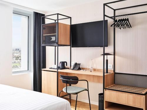 Habitación Superior con cama extragrande del hotel H4 Wyndham Paris Pleyel Resort. Foto 3