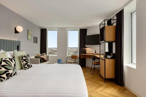 Suite Junior con vistas a la Torre Eiffel del hotel H4 Wyndham Paris Pleyel Resort. Foto 1