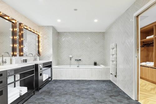 Suite Presidencial del hotel H4 Wyndham Paris Pleyel Resort. Foto 4