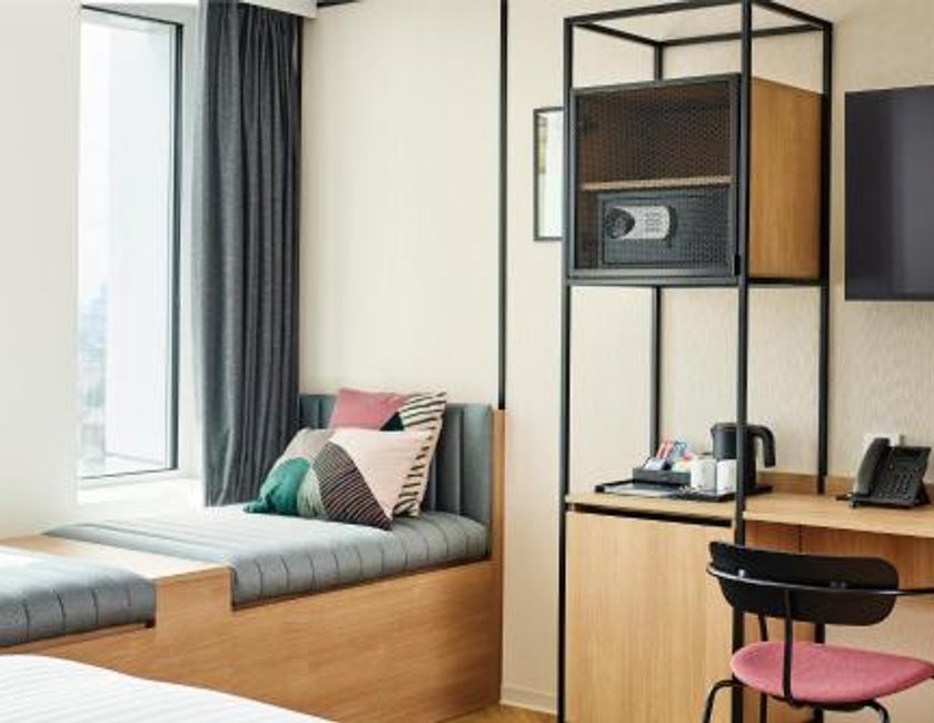 Family Triple Room with Twin Beds del hotel H4 Wyndham Paris Pleyel Resort. Foto 1