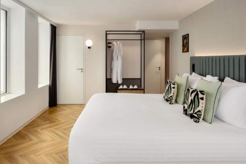 Suite Junior con vistas a la Torre Eiffel del hotel H4 Wyndham Paris Pleyel Resort. Foto 3