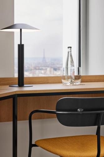 Suite Junior con vistas a la Torre Eiffel del hotel H4 Wyndham Paris Pleyel Resort. Foto 5