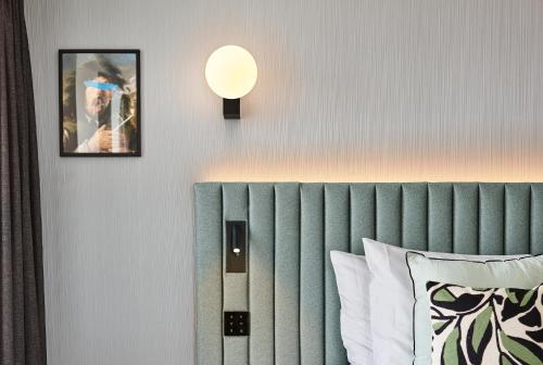 Suite Junior con vistas a la Torre Eiffel del hotel H4 Wyndham Paris Pleyel Resort. Foto 6