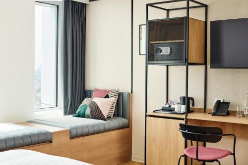 Family Interconnecting Rooms del hotel H4 Wyndham Paris Pleyel Resort. Foto 3