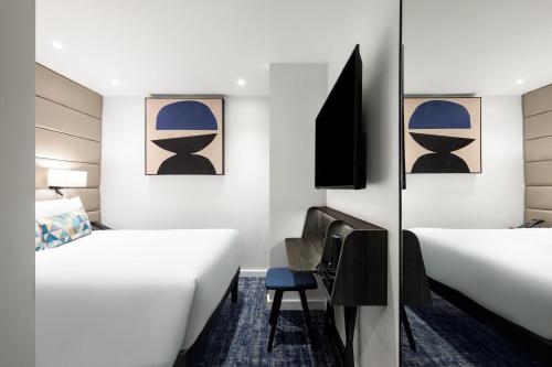 Habitación Estándar adaptada para personas con movilidad reducida con cama grande - Sin ventana del hotel voco London Marylebone by IHG. Foto 3