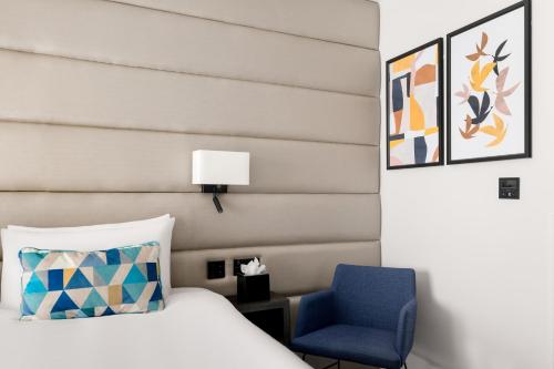 Habitación acogedora con cama grande del hotel voco London Marylebone by IHG. Foto 4