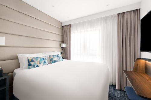 Habitación acogedora con cama grande del hotel voco London Marylebone by IHG. Foto 5