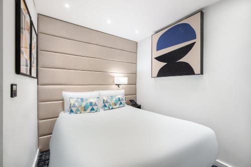 Habitación acogedora con cama grande del hotel voco London Marylebone by IHG. Foto 7