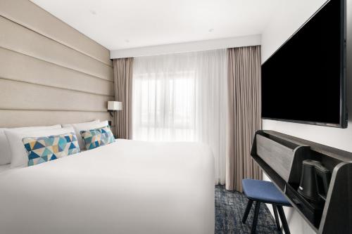 Habitación acogedora con cama grande del hotel voco London Marylebone by IHG. Foto 9