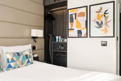 Habitación acogedora con cama grande del hotel voco London Marylebone by IHG. Foto 13