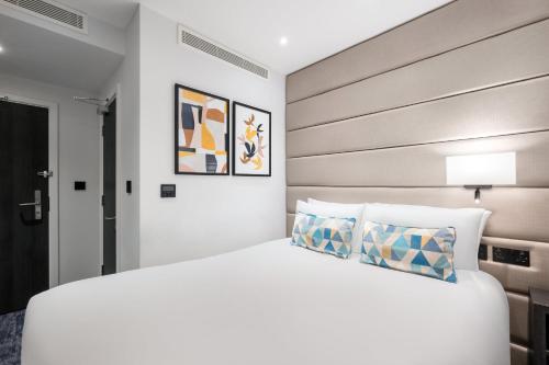 Habitación Doble Estándar sin ventanas - 2 camas del hotel voco London Marylebone by IHG. Foto 2