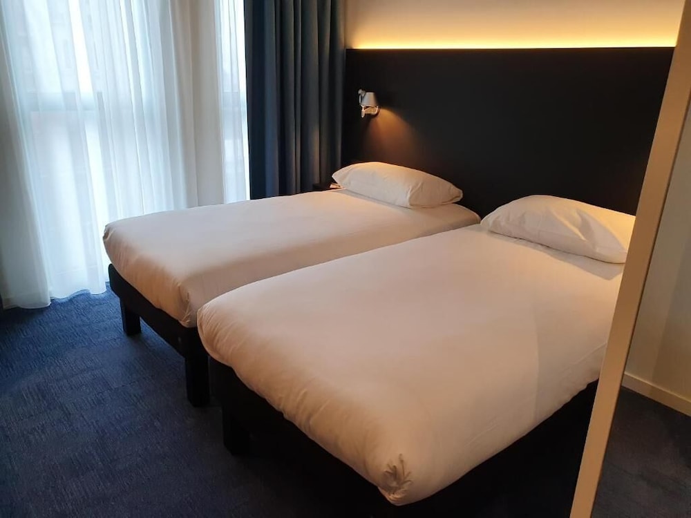 Habitación con 2 camas individuales del hotel ibis Styles Liege Guillemins. Foto 4