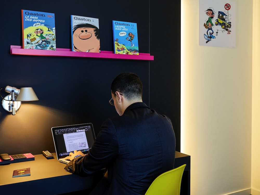 Habitación Premium, ideal para familias: 1 cama Queen Size y un sofá cama del hotel ibis Styles Liege Guillemins. Foto 4