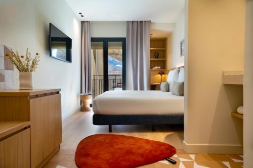 Habitación Doble Deluxe con balcón del hotel Ocean Drive Sevilla. Foto 5