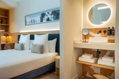 Habitación Doble Deluxe con balcón del hotel Ocean Drive Sevilla. Foto 4