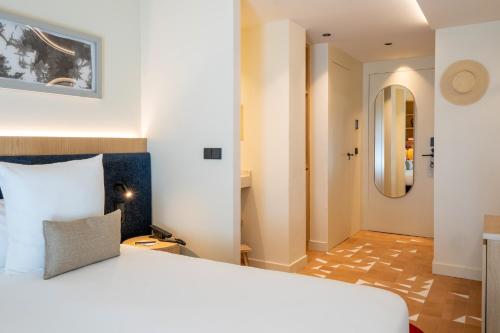 Habitación Doble Deluxe con balcón del hotel Ocean Drive Sevilla. Foto 6
