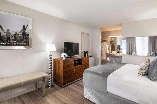 Habitación Elite con 1 cama extragrande y ducha accesible en silla de ruedas - Adaptada para personas con movilidad reducida/discapacidad auditiva - No fumadores del hotel Magic Moment Resort and Kids Club. Foto 1