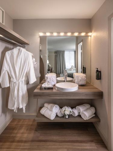 Habitación Elite con 1 cama extragrande y ducha accesible en silla de ruedas - Adaptada para personas con movilidad reducida/discapacidad auditiva - No fumadores del hotel Magic Moment Resort and Kids Club. Foto 3
