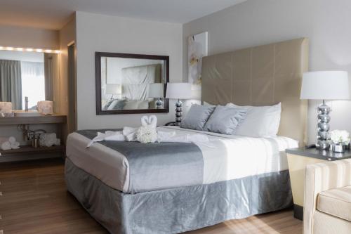 Habitación Elite con 1 cama extragrande y ducha accesible en silla de ruedas - Adaptada para personas con movilidad reducida/discapacidad auditiva - No fumadores del hotel Magic Moment Resort and Kids Club. Foto 4