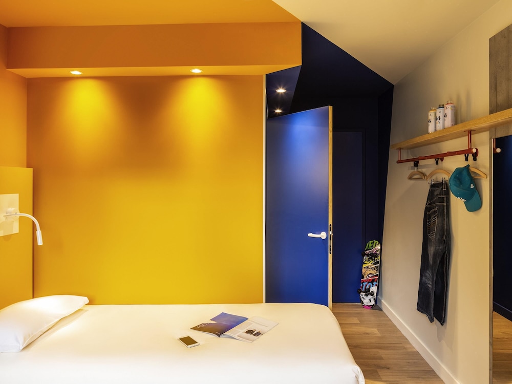 DOBLE: habitación con una cama grande del hotel Ibis Budget Montpellier Nord. Foto 3